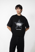 Camiseta negra oversize manga corta con diseño en frente
