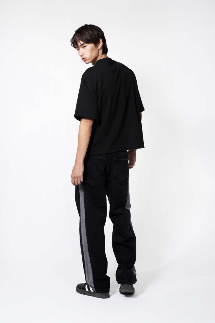 Jean loose gris intenso con franjas y bota ancha
