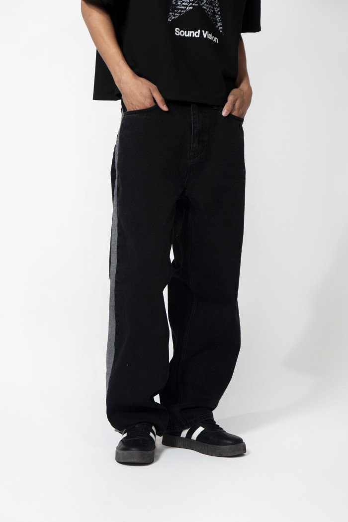 Jean loose gris intenso con franjas y bota ancha
