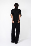 Jean loose gris intenso con franjas y bota ancha
