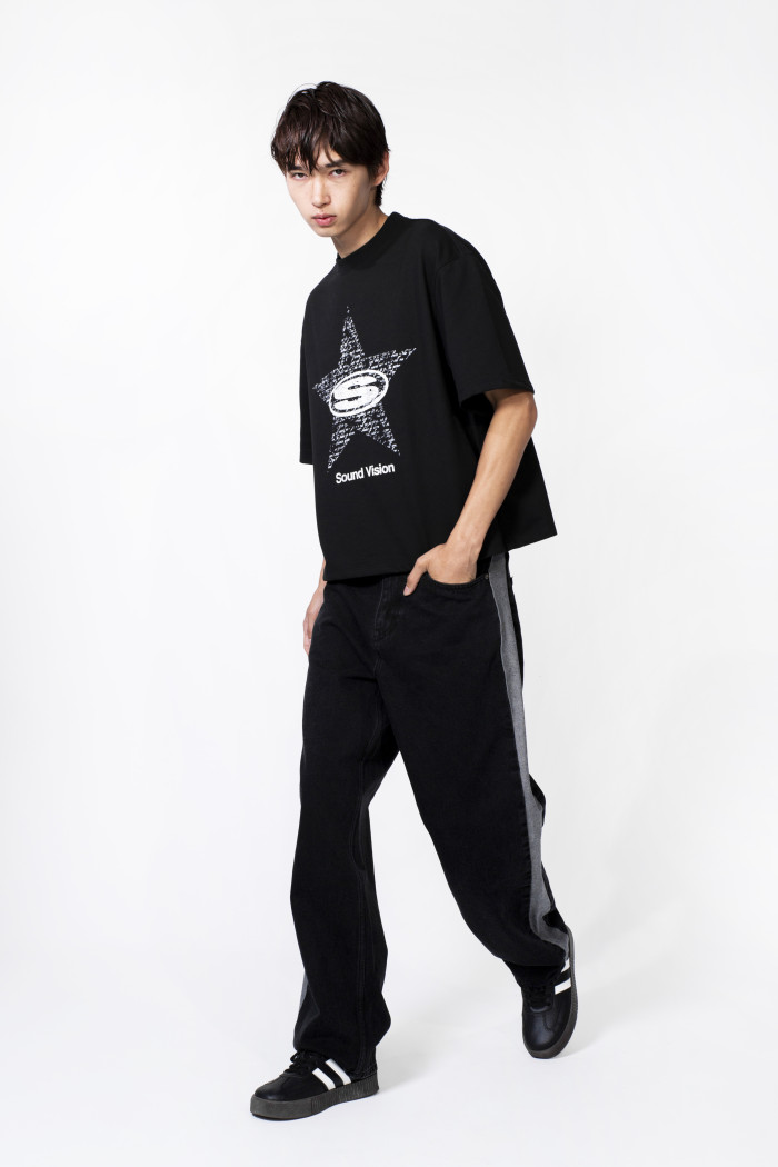 Jean loose gris intenso con franjas y bota ancha
