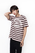 Camiseta manga corta a rayas rosada con diseño college
