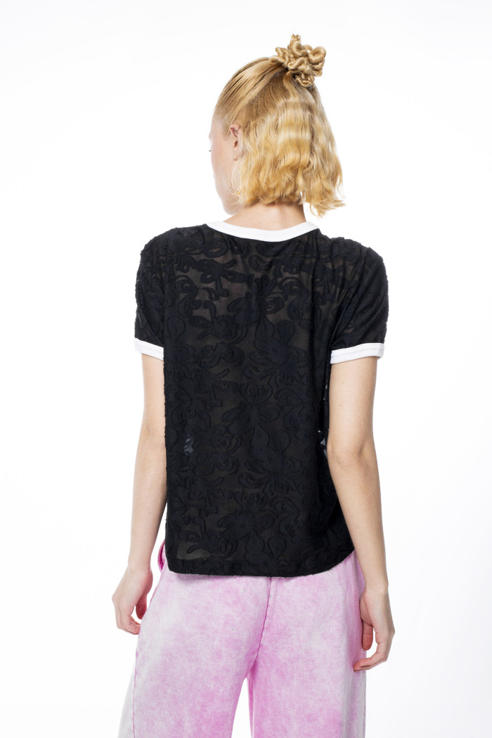 Camiseta college negra manga corta con encaje y contrastes
