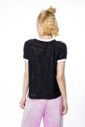 Camiseta college negra manga corta con encaje y contrastes
