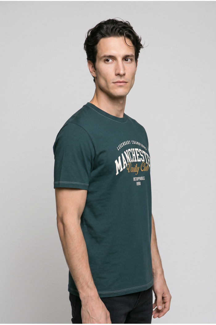 Camiseta cuello redondo verde oscura con texto college
