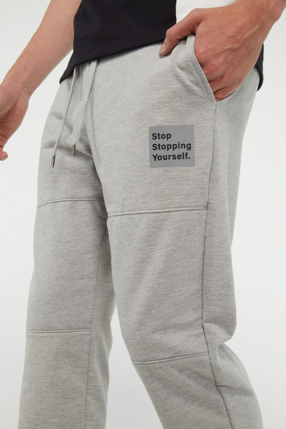 Pantalón gris jogger con estampados de letras en frente
