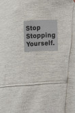 Pantalón gris jogger con estampados de letras en frente