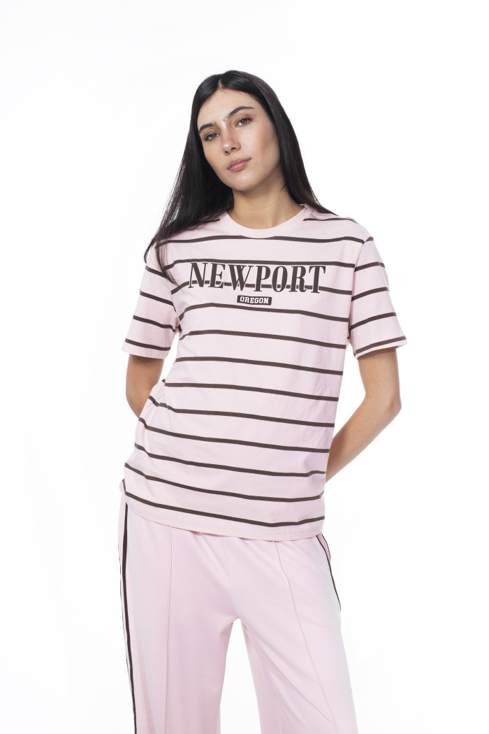 Camiseta manga corta a rayas rosada con estampado college
