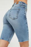 Short azul medio en jean con tiro alto y deshilado en bordes