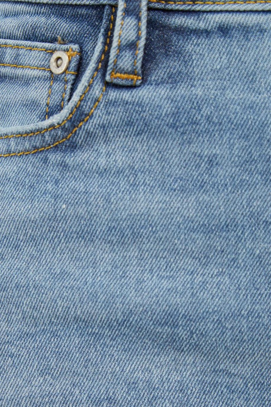 Short azul medio en jean con tiro alto y deshilado en bordes