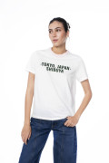 Camiseta college crema clara con cuello redondo rosado

