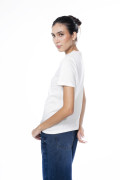 Camiseta college crema clara con cuello redondo rosado
