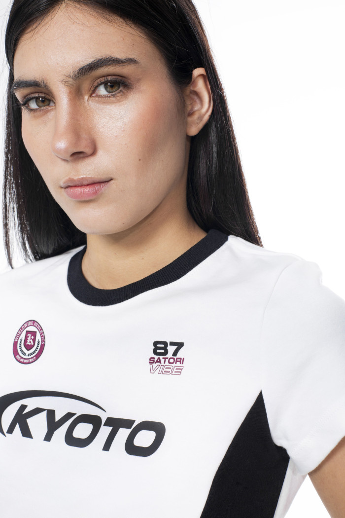 Camiseta college crema cuello redondo con contrastes negros
