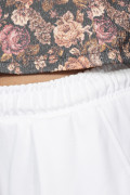Pantalón unicolor jogger con bota ancha y prenses
