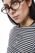 Camiseta crema clara college manga corta con rayas negras
