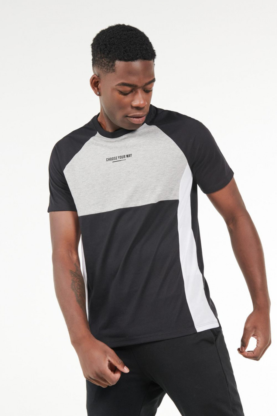 Camiseta manga ranglan corta, con bloques en color en contraste y estampado sobre el frente.