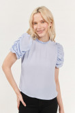 Blusa cuello alto azul clara con mangas cortas tipo globo