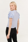 Blusa cuello alto azul clara con mangas cortas tipo globo