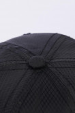Gorra beisbolera negra con texturas de figuras