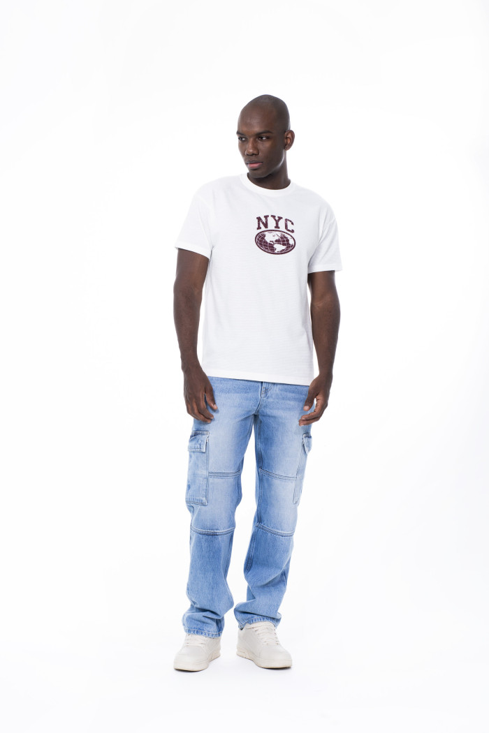 Camiseta crema clara cuello redondo con artes college rojos
