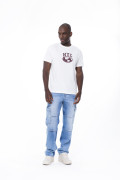 Camiseta crema clara cuello redondo con artes college rojos
