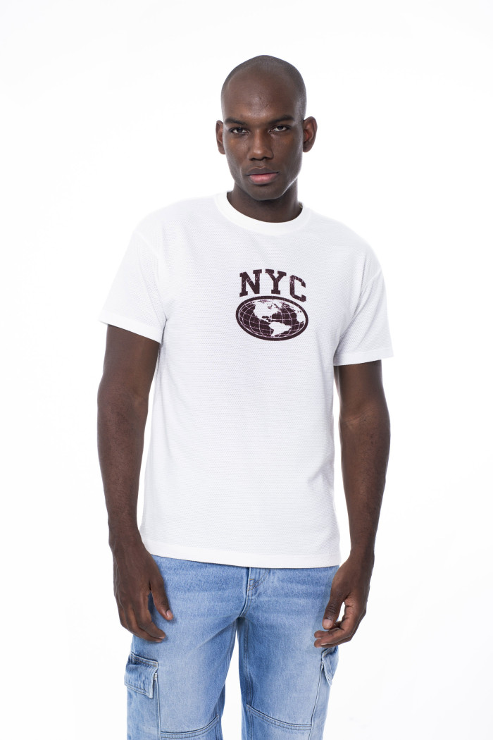 Camiseta crema clara cuello redondo con artes college rojos
