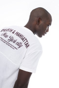 Camiseta crema clara cuello redondo con artes college rojos
