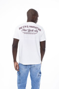 Camiseta crema clara cuello redondo con artes college rojos
