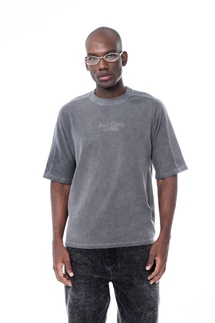 Camiseta estampada unicolor oversize con cuello redondo
