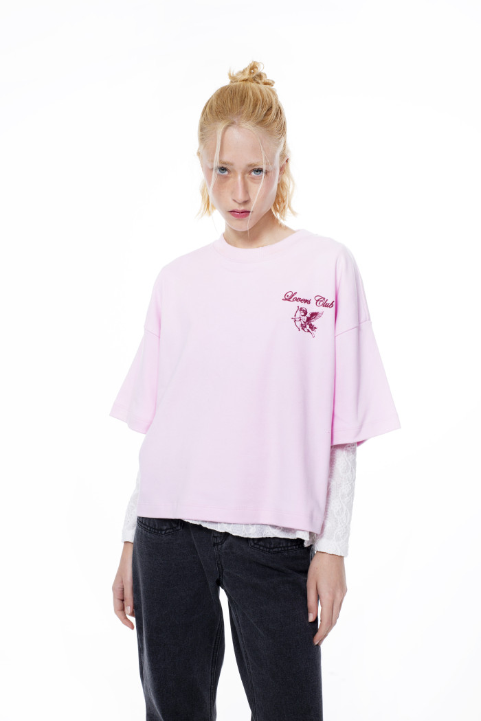 Camiseta crop top rosada clara oversize con estampado
