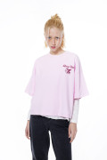 Camiseta crop top rosada clara oversize con estampado
