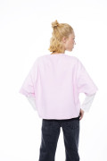 Camiseta crop top rosada clara oversize con estampado
