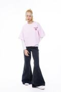 Camiseta crop top rosada clara oversize con estampado
