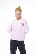 Camiseta crop top rosada clara oversize con estampado
