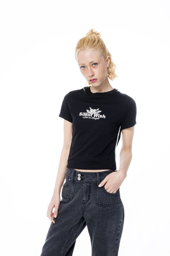 Camiseta negra cuello redondo con estampado delantero
