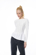 Blusa manga larga crema con encaje y borde asimétrico
