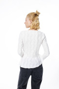 Blusa manga larga crema con encaje y borde asimétrico
