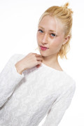 Blusa manga larga crema con encaje y borde asimétrico
