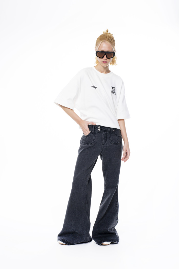 Camiseta crema crop top oversize con diseño en frente
