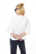 Camiseta crema crop top oversize con diseño en frente
