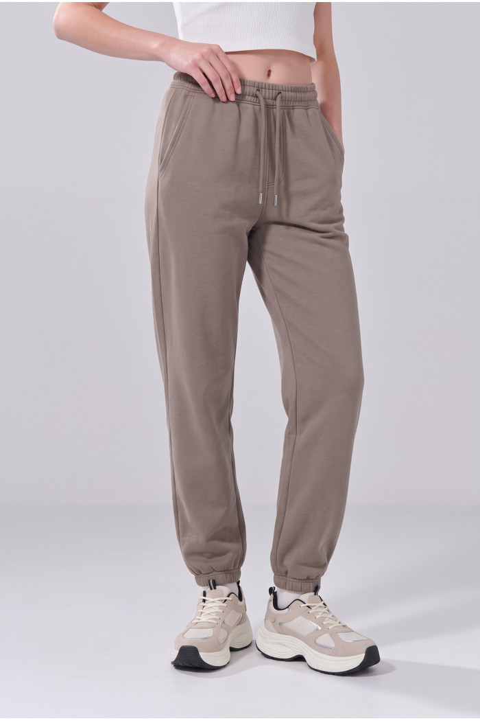 Pantalón jogger café medio con bota recta y bolsillos
