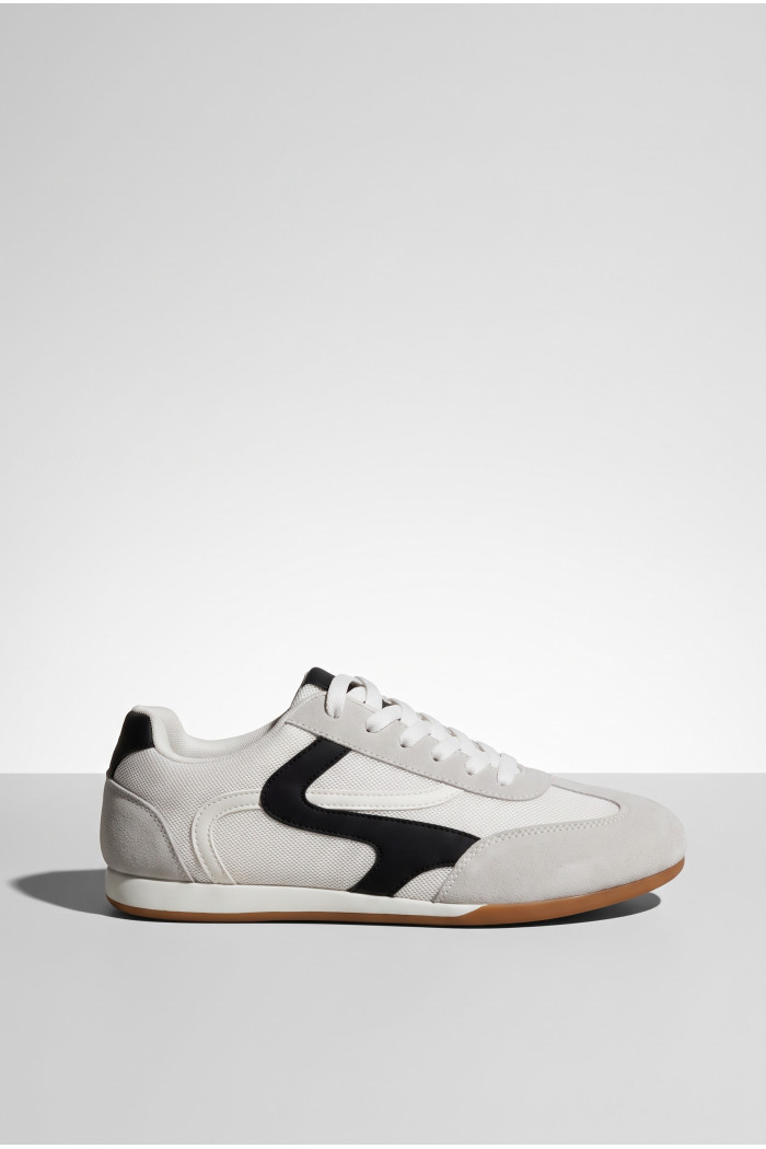 Tenis unicolores casuales con cordones y contrastes