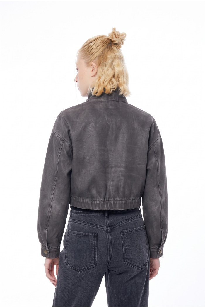 Chaqueta cropped de jean gris intensa con cuello alto
