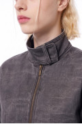 Chaqueta cropped de jean gris intensa con cuello alto
