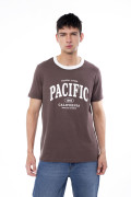 Camiseta café oscura college con cuello redondo blanco
