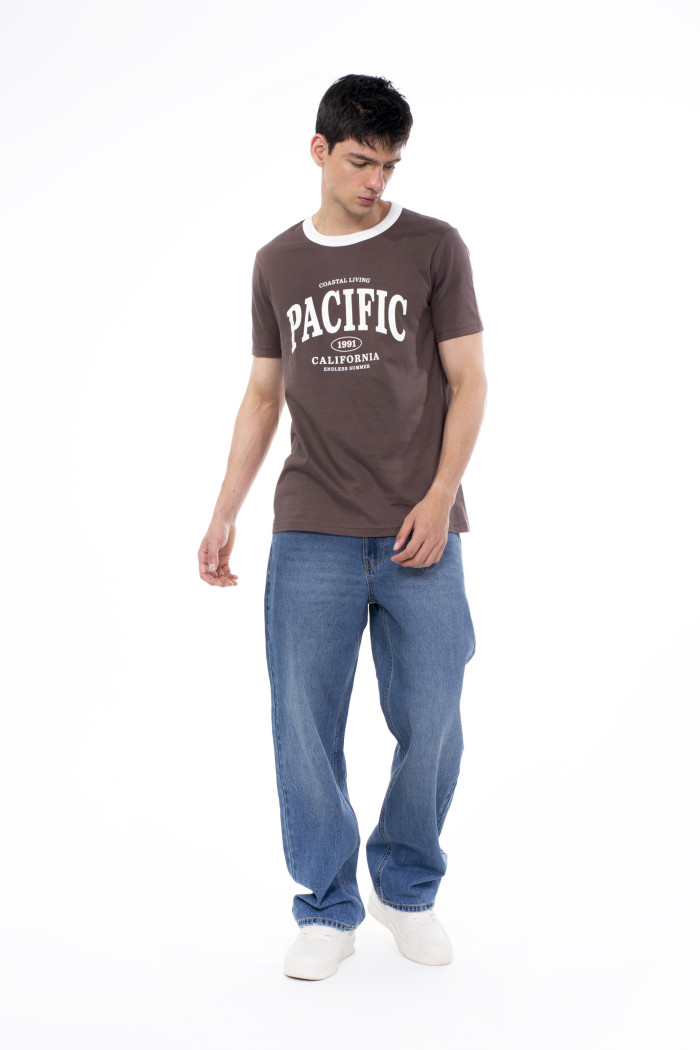Camiseta café oscura college con cuello redondo blanco
