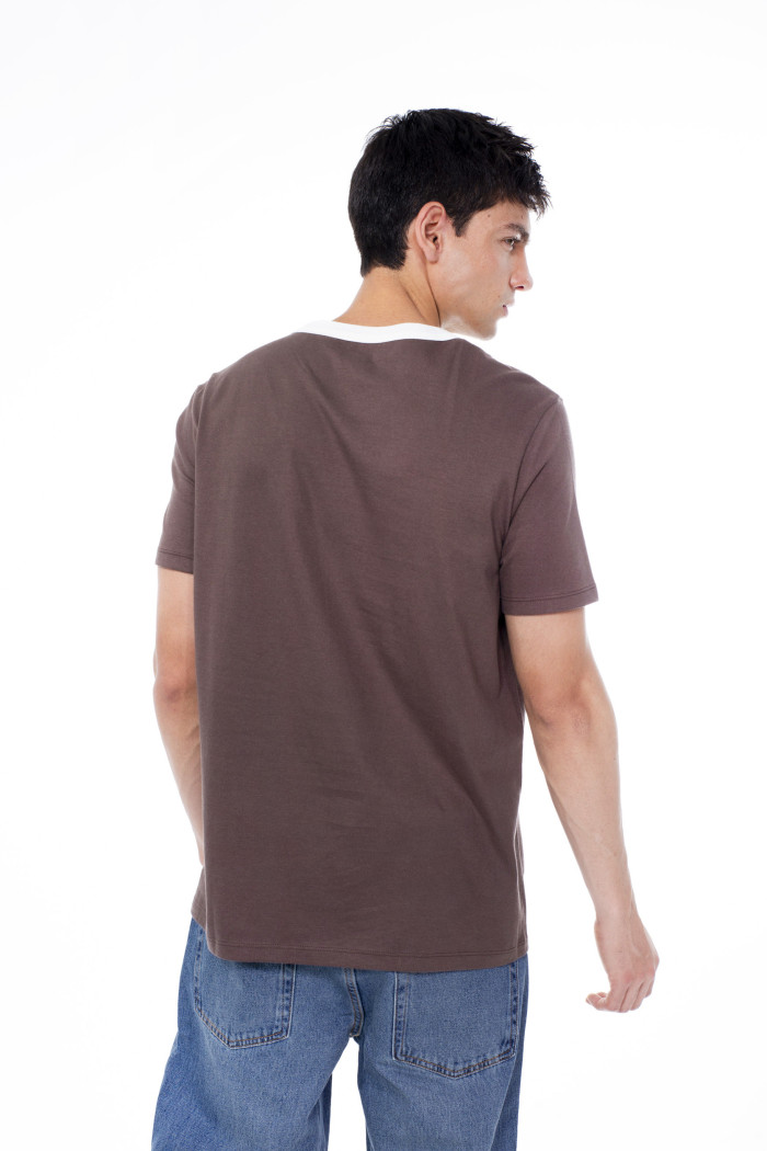 Camiseta café oscura college con cuello redondo blanco
