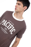 Camiseta café oscura college con cuello redondo blanco
