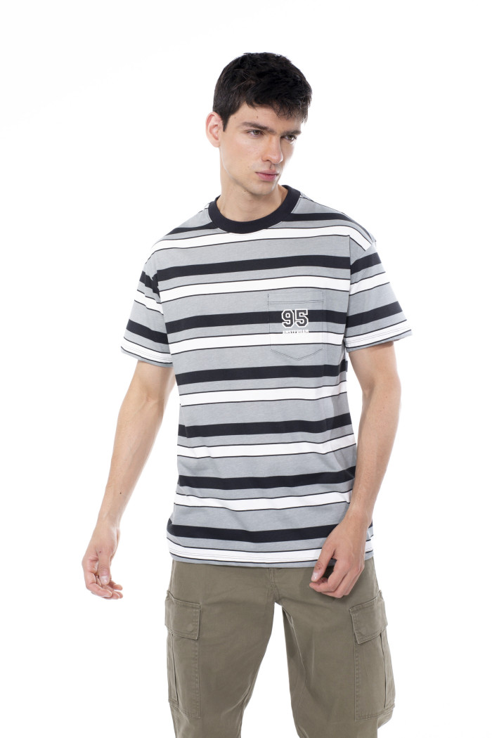Camiseta crema manga corta college con rayas y bolsillo
