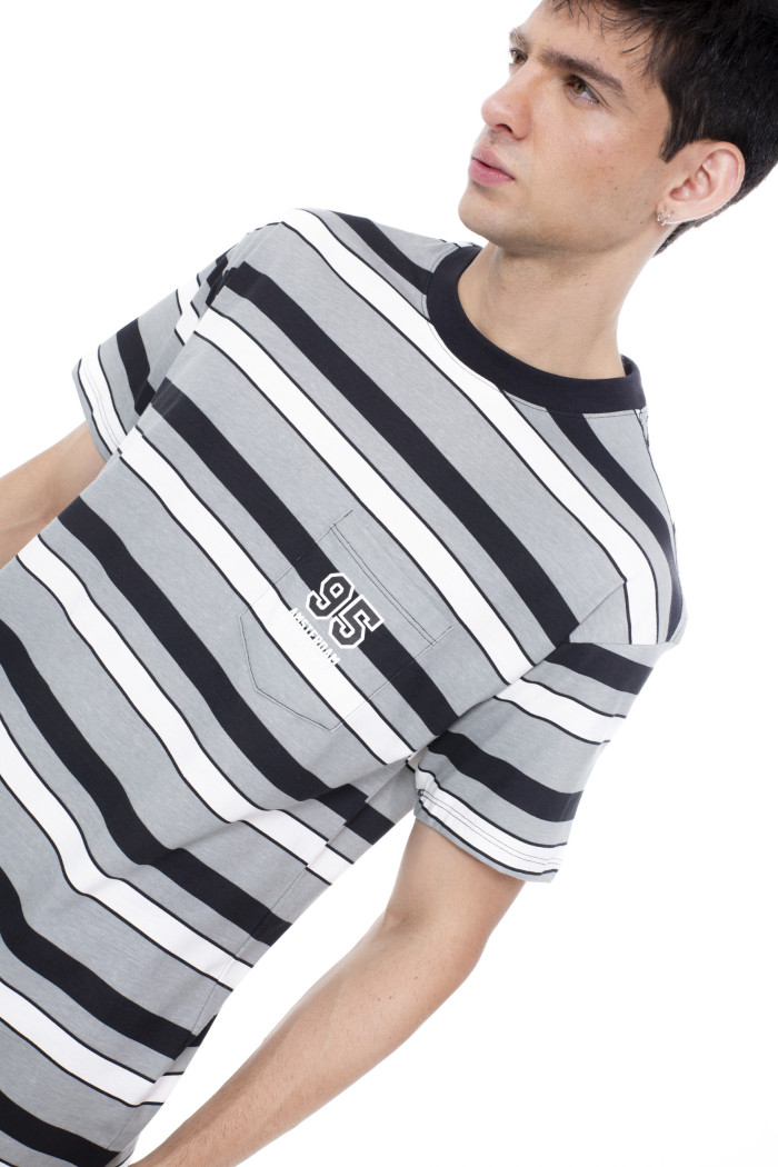 Camiseta crema manga corta college con rayas y bolsillo
